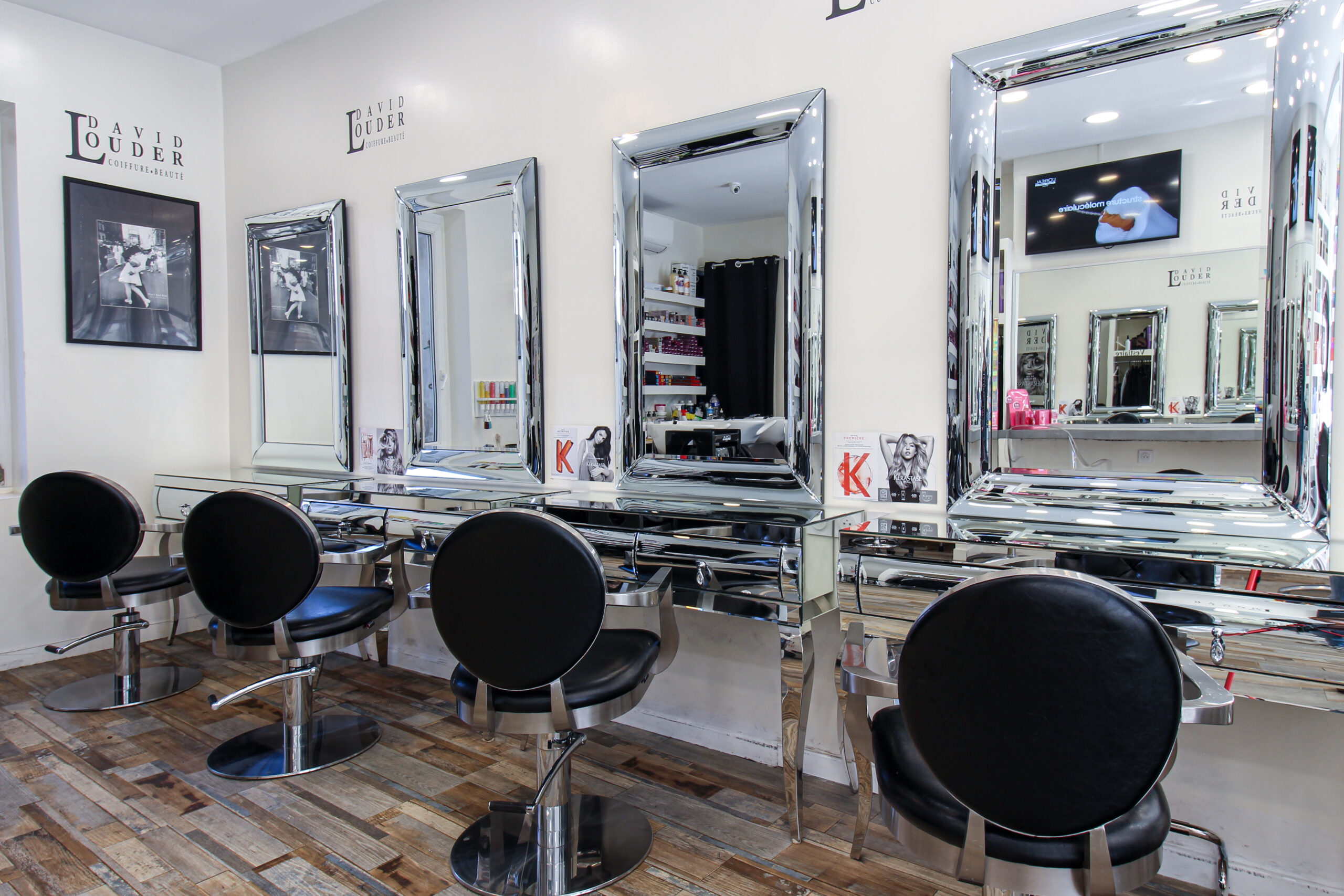 Vue d’ensemble du salon David Louder à Marseille avec bacs et postes de coiffure.