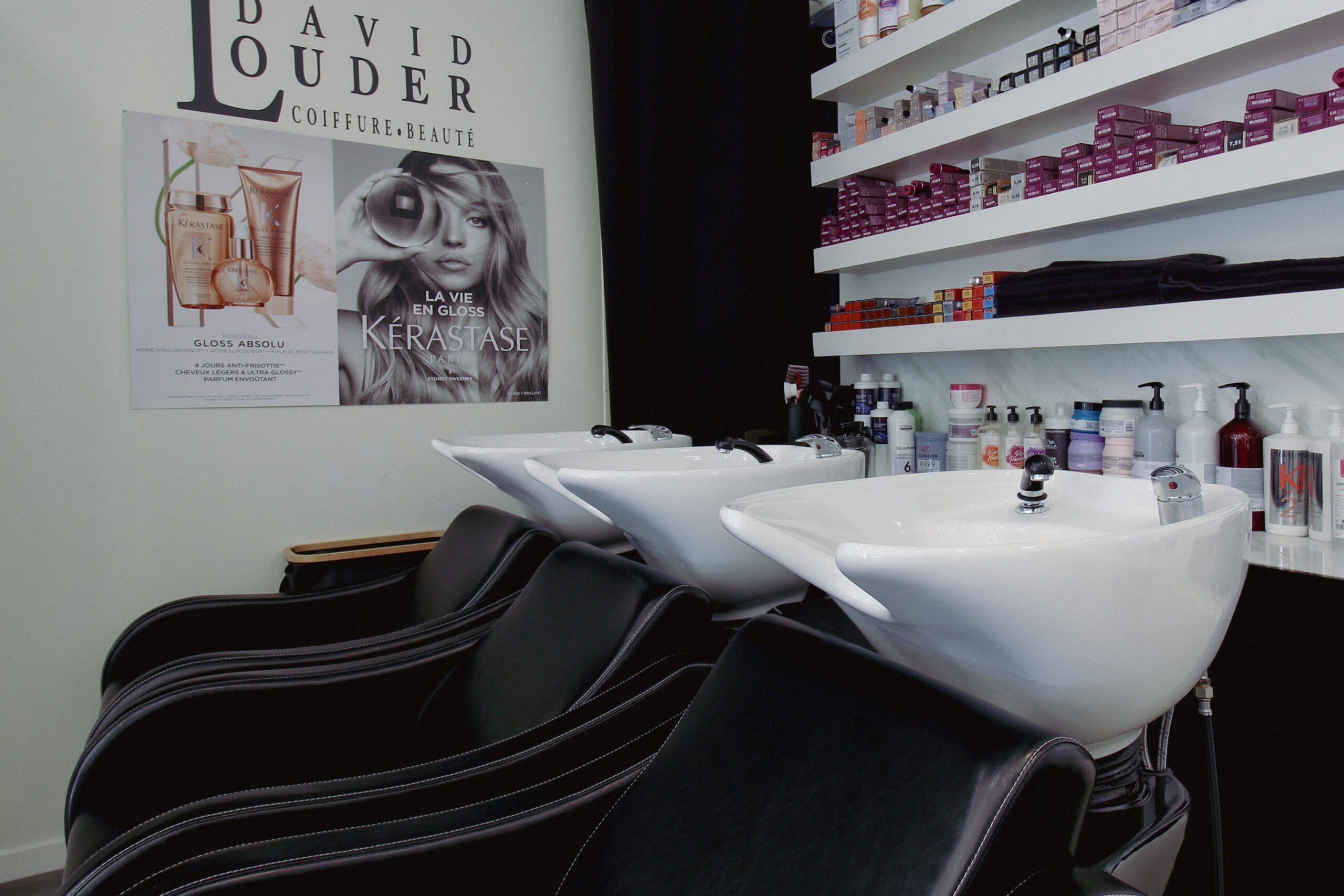 Photo réalisée par 2bfluence au salon David Louder Marseille – bacs à shampoing modernes.