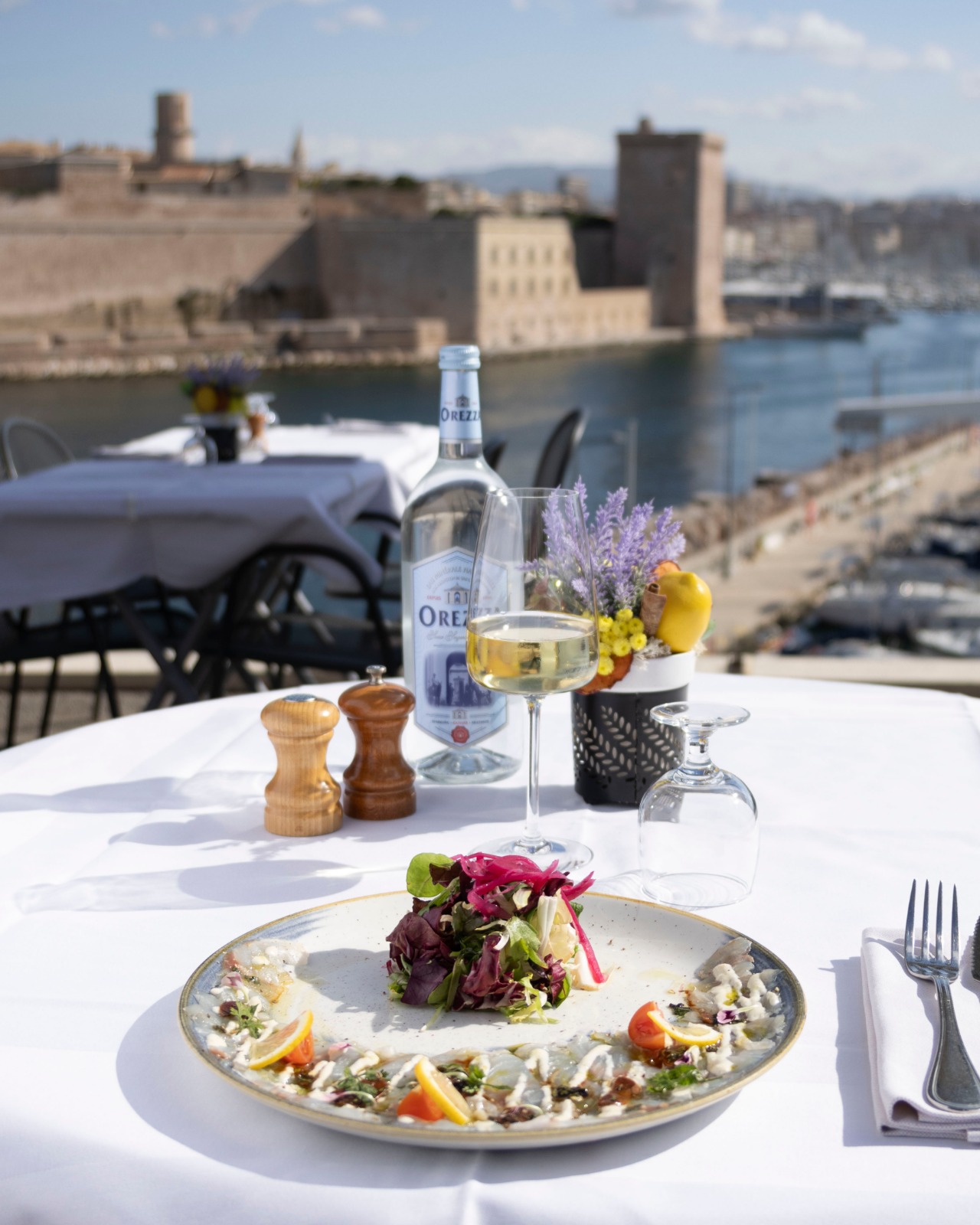 Plat au restaurant Le Chalet du Pharo à Marseille avec vue sur le Vieux-Port – création de contenu par 2bFluence