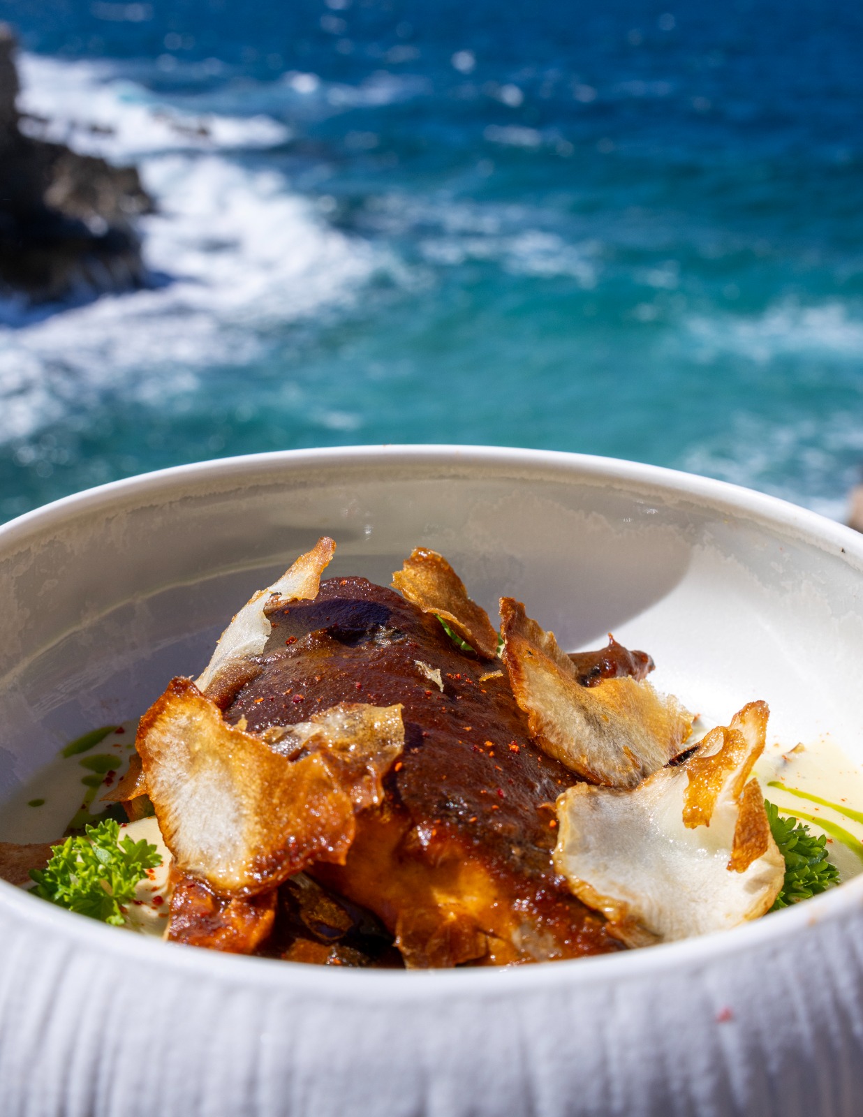 Loup grillé au restaurant Le Petit Port à Marseille – création de contenu par 2bFluence