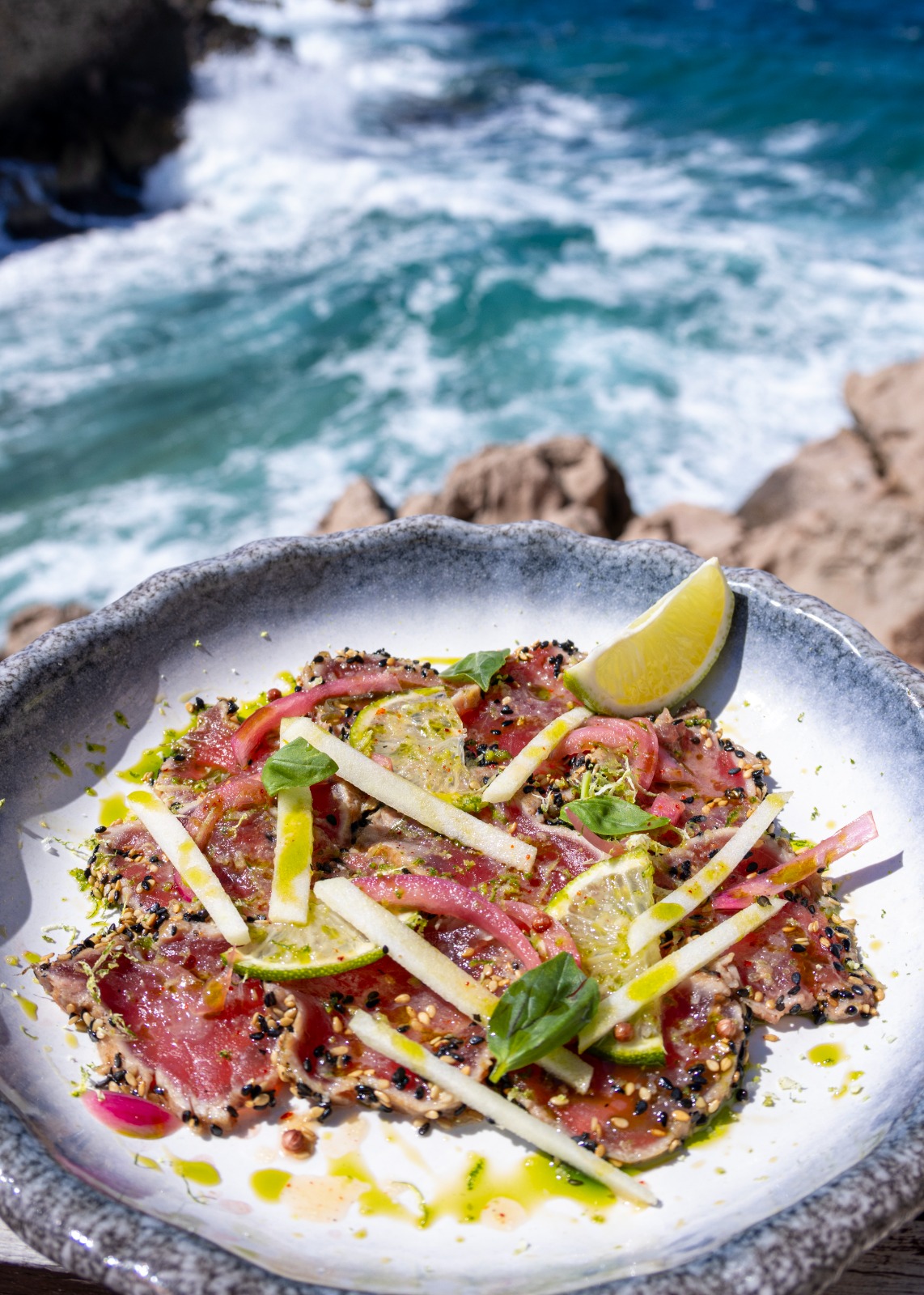 Plat au restaurant Le Petit Port à Marseille avec vue mer – création de contenu par 2bFluence