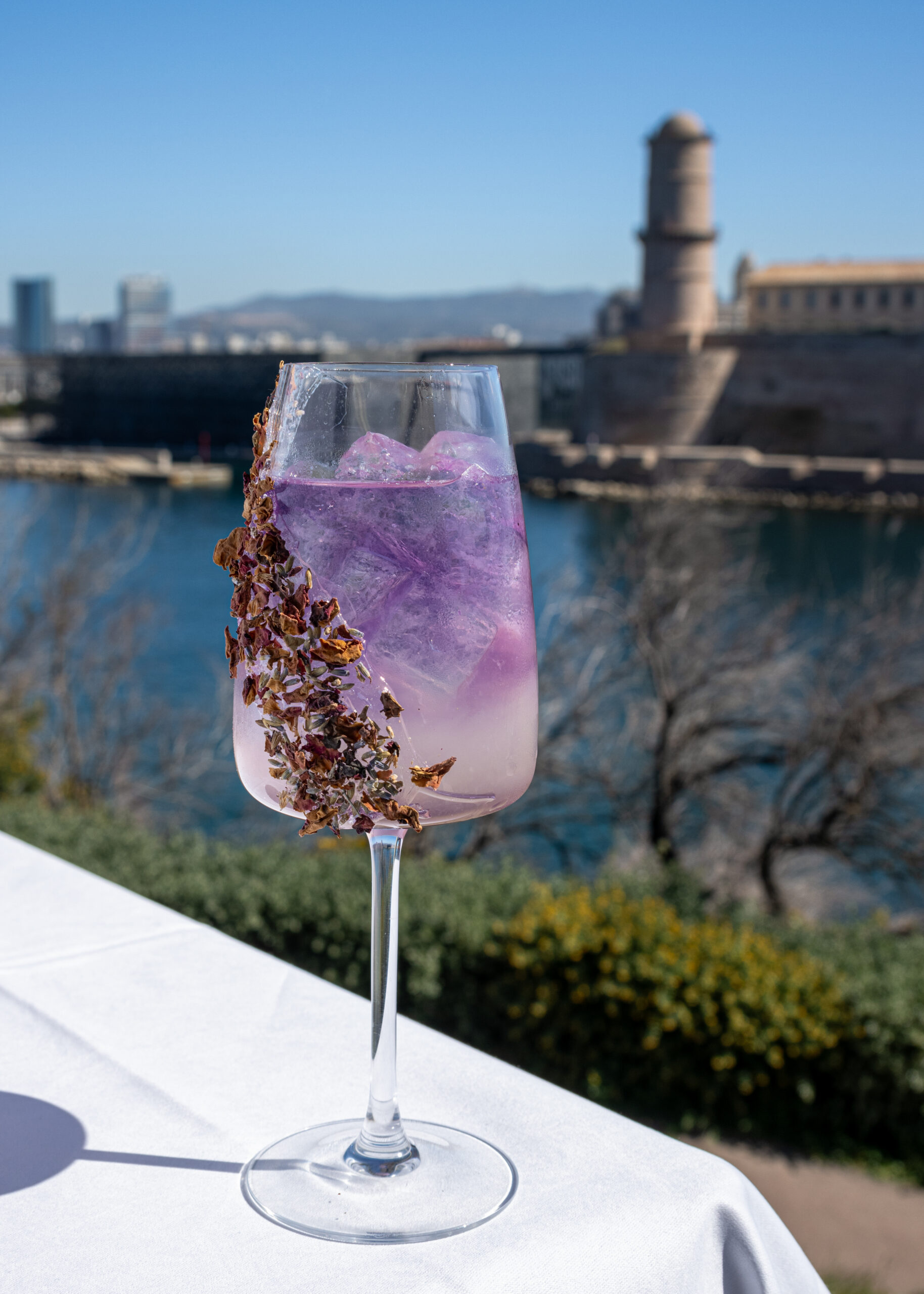 Cocktail violet signature au Chalet du Pharo avec vue mer à Marseille