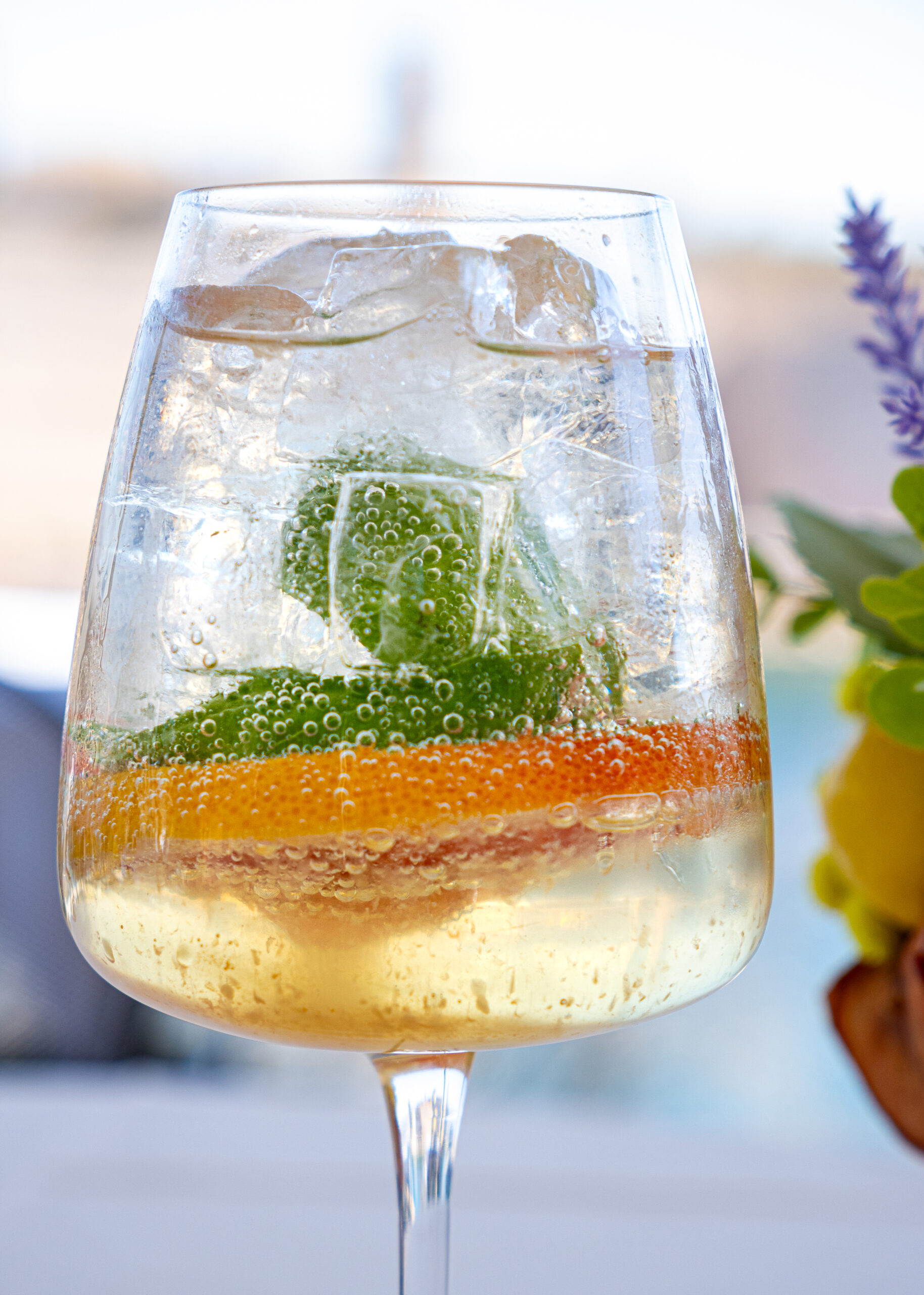 Cocktail pétillant aux agrumes et menthe servi au Chalet du Pharo à Marseille