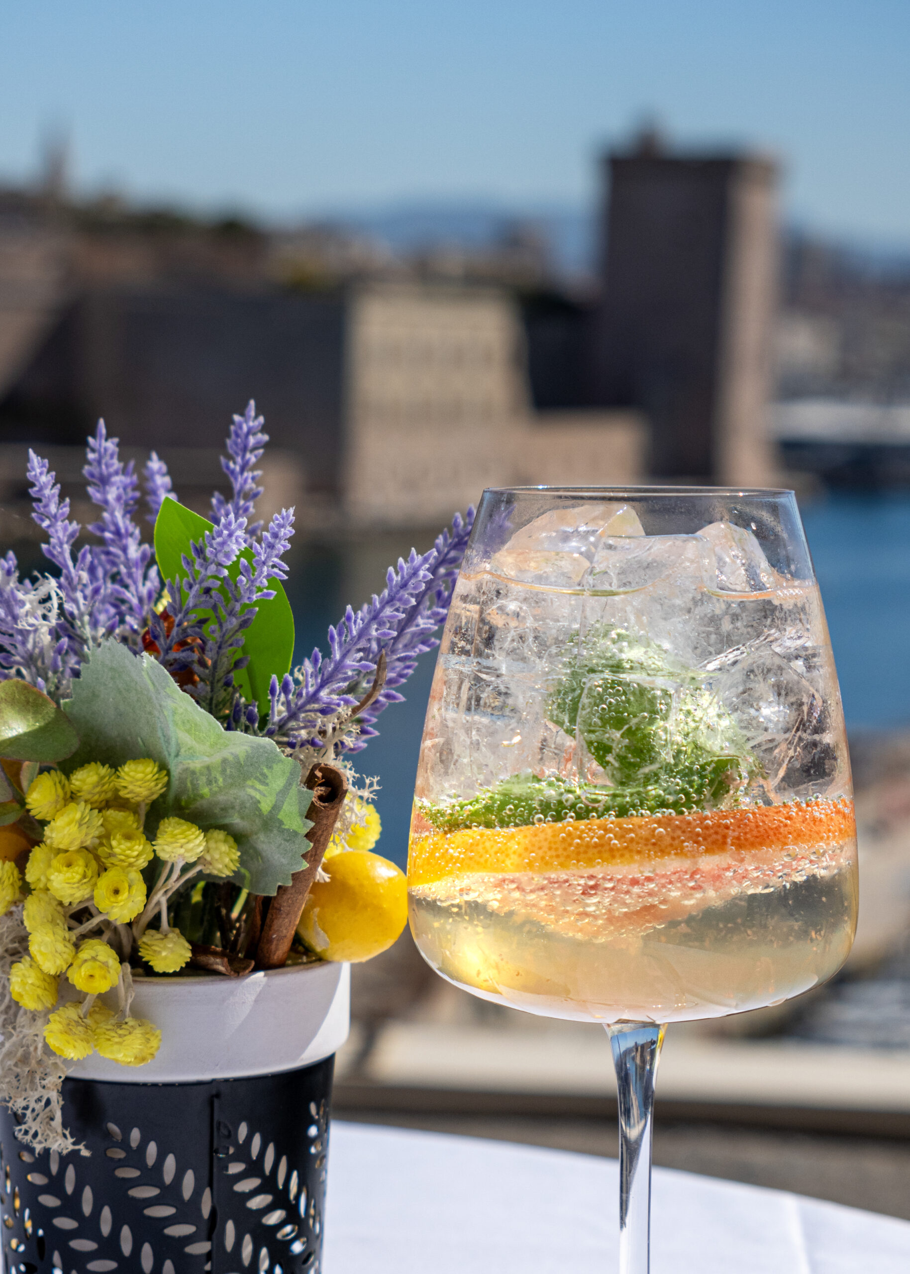 Cocktail du Chalet du Pharo avec vue sur le Vieux-Port et le Fort Saint-Jean à Marseille