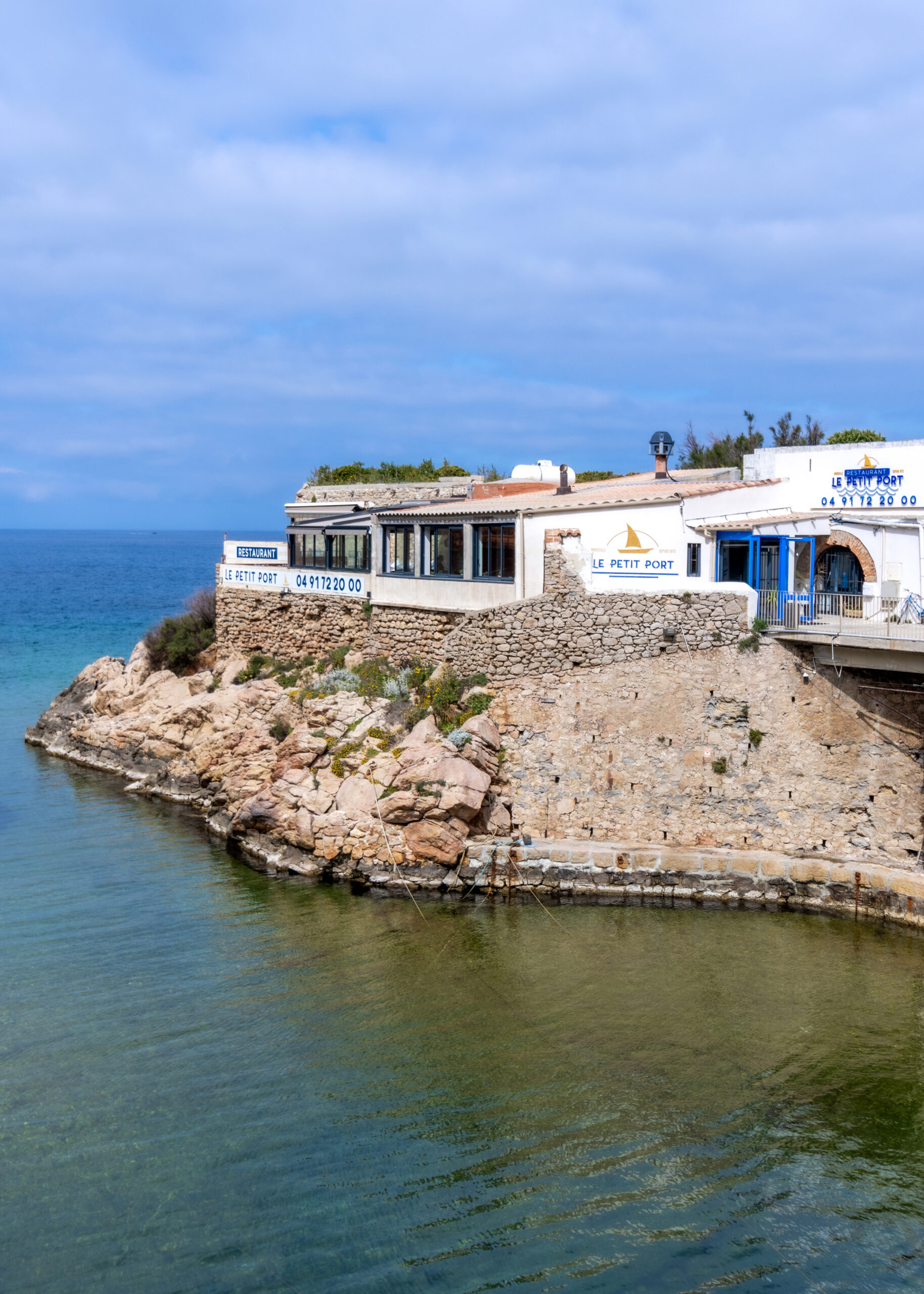 Restaurant Le Petit Port aux Goudes à Marseille 8ème avec vue mer et terrasse sur les rochers