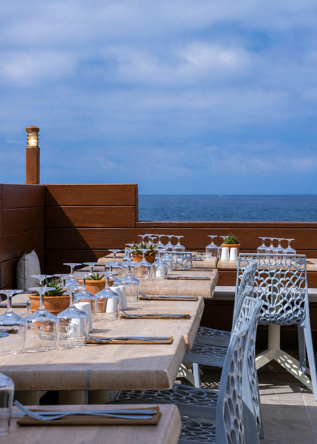 Terrasse du restaurant Le Petit Port à Marseille avec tables dressées face à la mer