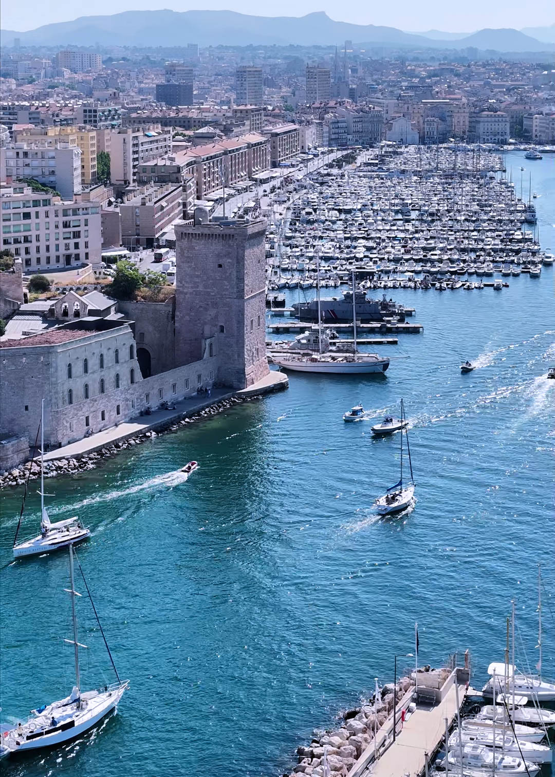 Vue panoramique du Vieux-Port de Marseille avec le Fort Saint-Jean et les bateaux