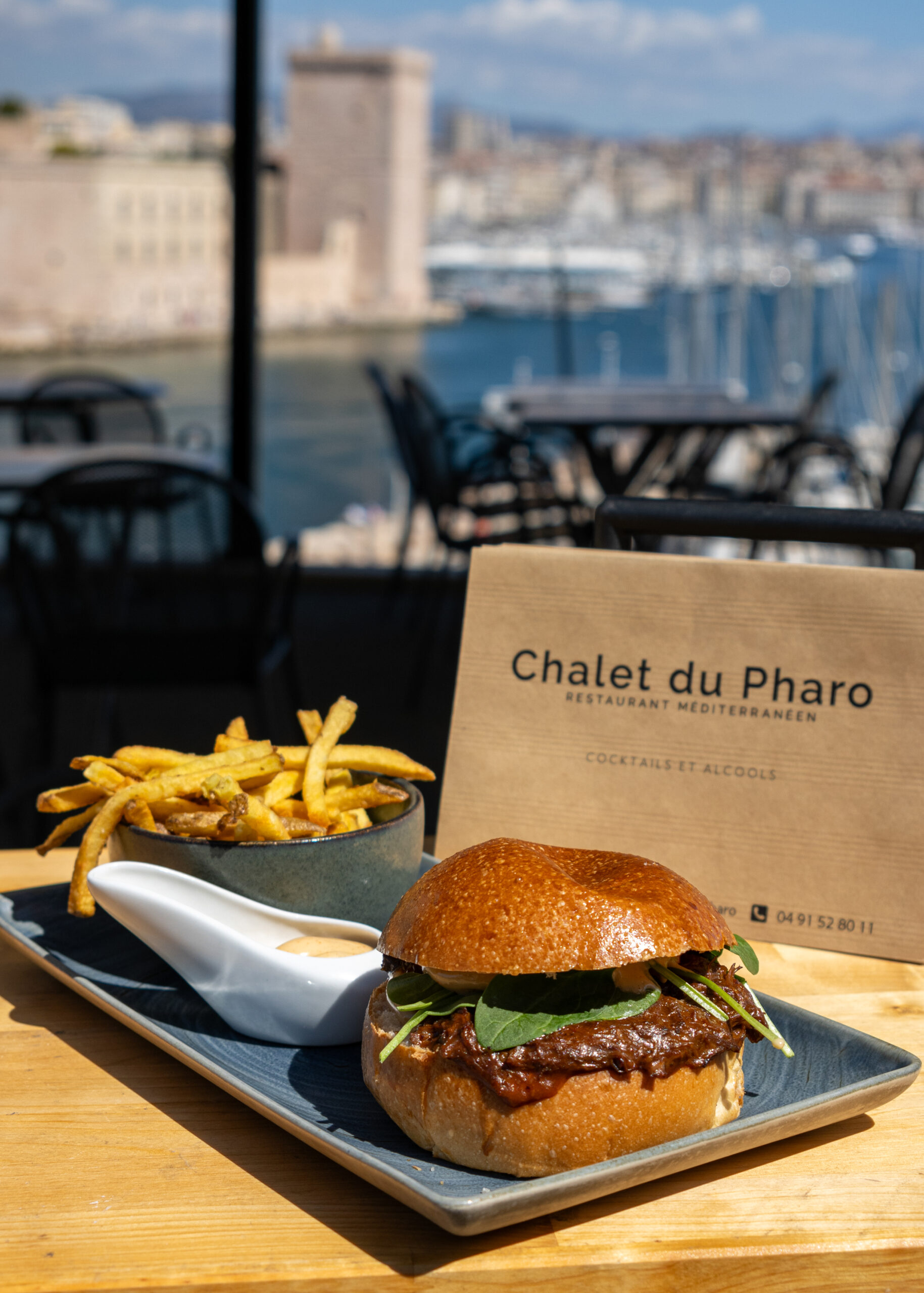 Burger maison du Chalet du Pharo avec frites et vue sur le Vieux-Port de Marseille